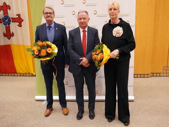 Landrat Stephan Pusch (Mitte) gratulierte seinen Stellvertretern Jutta Schwinkendorf und Erwin Dahlmanns. Foto: Kreis Heinsberg
