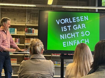 René Wagner erklärte, wie Geschichten nicht nur vorgelesen, sondern für Kinder und Jugendliche lebendig und spürbar gemacht werden können. Foto: Kreis Heinsberg