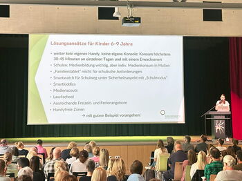 Kinder unter drei bleiben handyfrei: Dr. Friederike Plum, Kinderärztin im Kreisgesundheitsamt, referierte über die Empfehlungen der Fachgesellschaften zur Mediennutzung durch Kinder bis 16 Jahre. Foto: Kreis Heinsberg