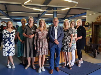 Landrat Stephan Pusch bedankte sich im Lövenicher Feuerwehrmuseum bei den verantwortlichen Frauen, die das Recruiting-Event „Wer wird Mamas Chef*in?“ organisiert hatten. Foto: Kreis Heinsberg