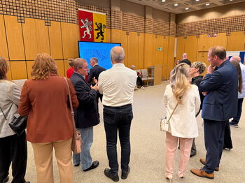 Bürger und Politiker verfolgten die Ergebnispräsentation am Wahlsonntag im Heinsberger Kreishaus. Foto: Kreis Heinsberg