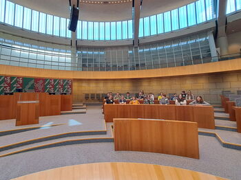 Junge Leute aus Wassenberg und Wegberg besuchten den nordrhein-westfälischen Landtag und durften auf den Stühlen der Abgeordneten und Minister Platz nehmen und die Atmosphäre der großen Politik schnuppern. Foto: Kreis Heinsberg