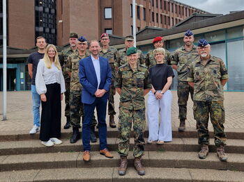 Vertreter des Krisenstabs und der Zivilen Alarmplanung zusammen mit den Übungsteilnehmern des KVKs. Foto: Kreis Heinsberg