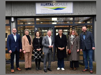 US-Generalkonsulin Preeti V. Shah (3.v.r.) wurde in Oberbruch u.a. von Landrat Stephan Pusch (Mitte) und Schulleiter Markus Steinhauer begrüßt. Foto: Kreis Heinsberg