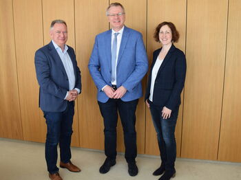 Landrat Stephan Pusch (l.) und Schuldezernentin Dr. Sonja Maurer begrüßten den neuen Schulleiter am Berufskolleg Wirtschaft in Geilenkirchen, Sven May. Foto: Kreis Heinsberg