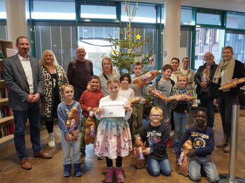Mädchen und Jungen der Jakob Muth Schule schmückten im Beisein von Schulleiter Marcel Driessen (3.v.l.) den Weihnachtsbaum im Heinsberger Kreishaus.