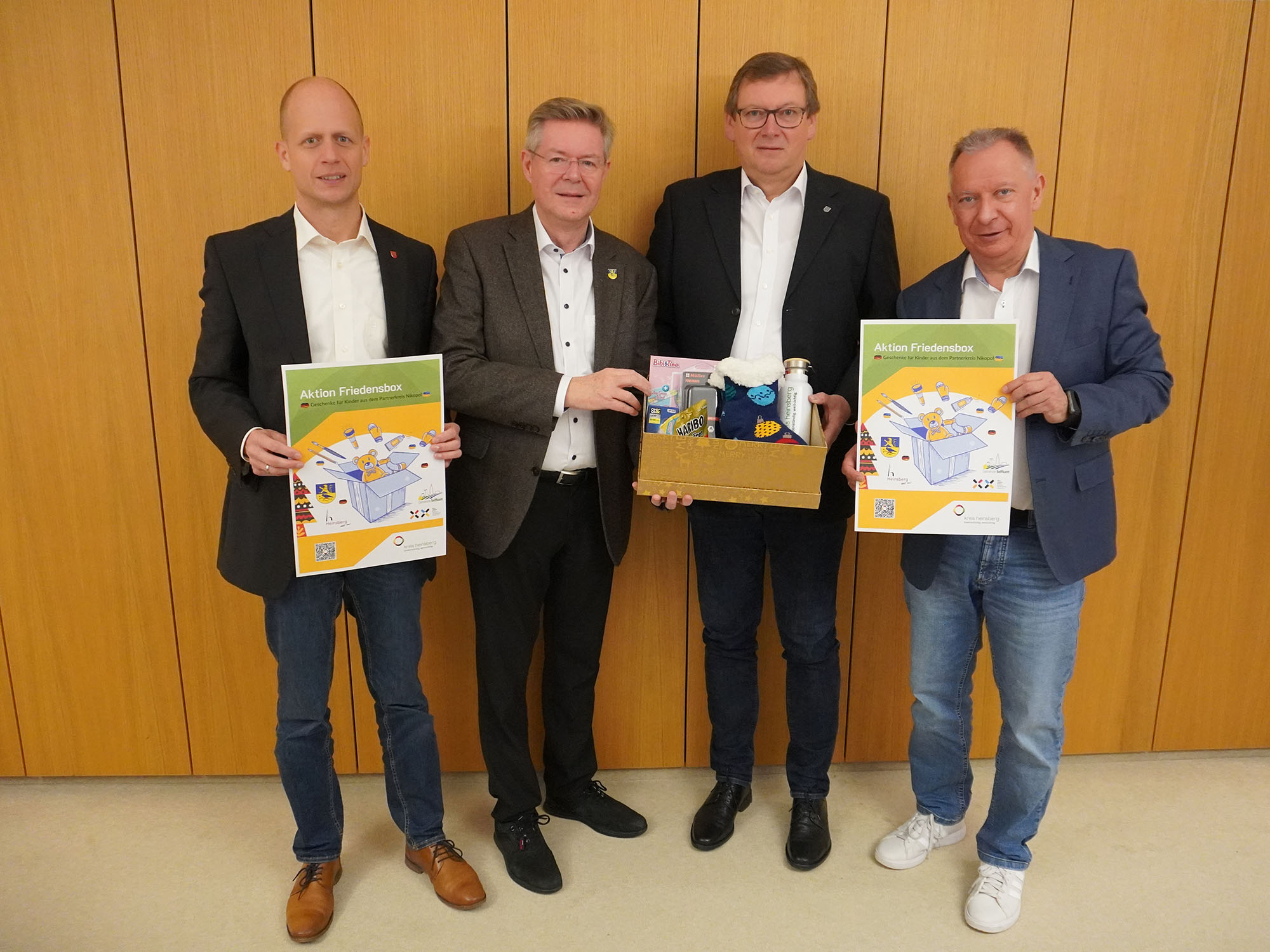 Landrat Stephan Pusch (re.) mit (v. li.) den Bürgermeistern der Städte Heinsberg und Geilenkirchen sowie der Gemeinde Selfkant. Foto: Kreis Heinsberg