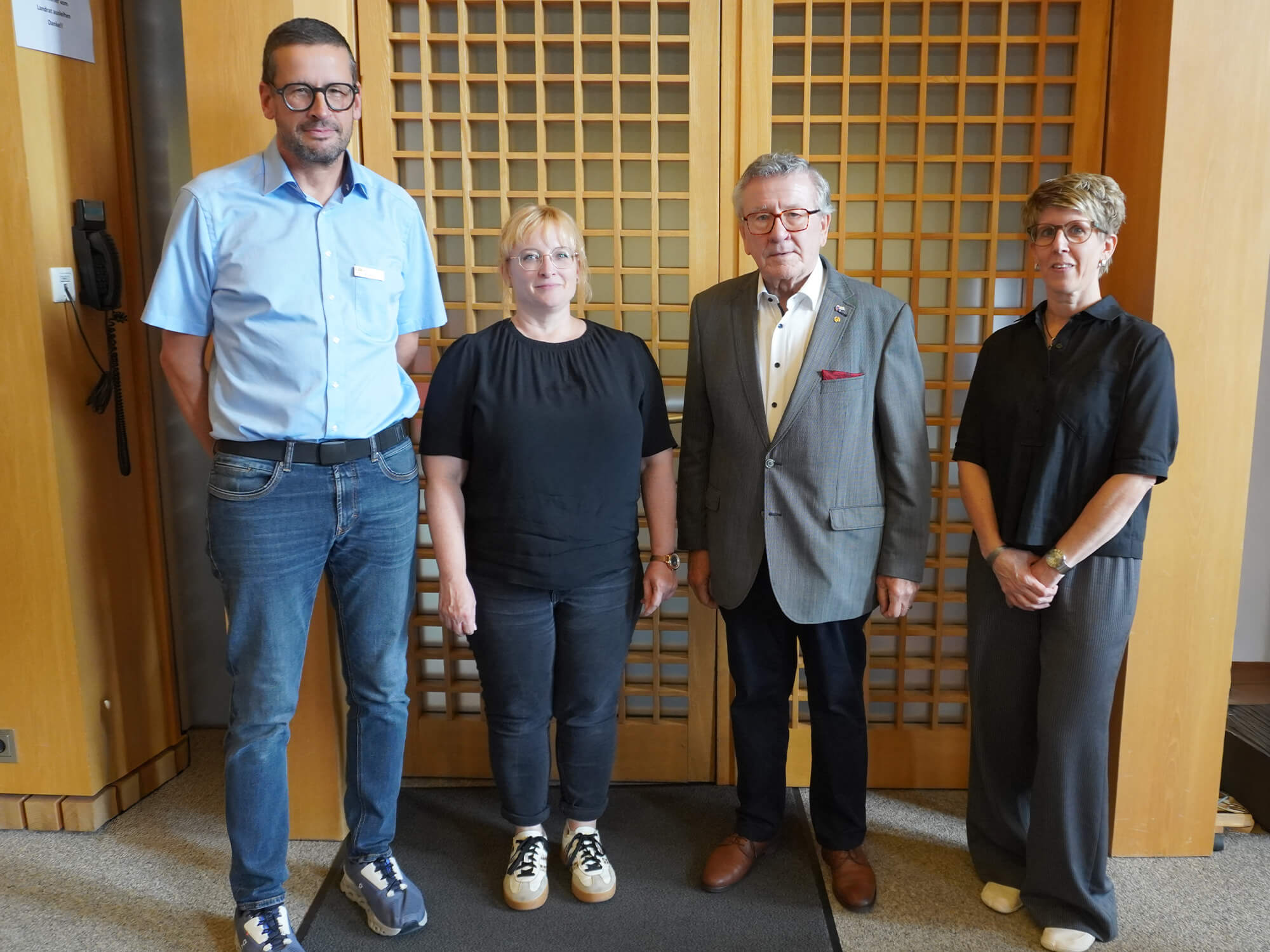 Dezernentin Anja Montforts (re.) und Udo Jansen (li.) verabschiedeten Denise Lison (2.v.l.) und Heinz-Peter Benetreu (2.v.r.).