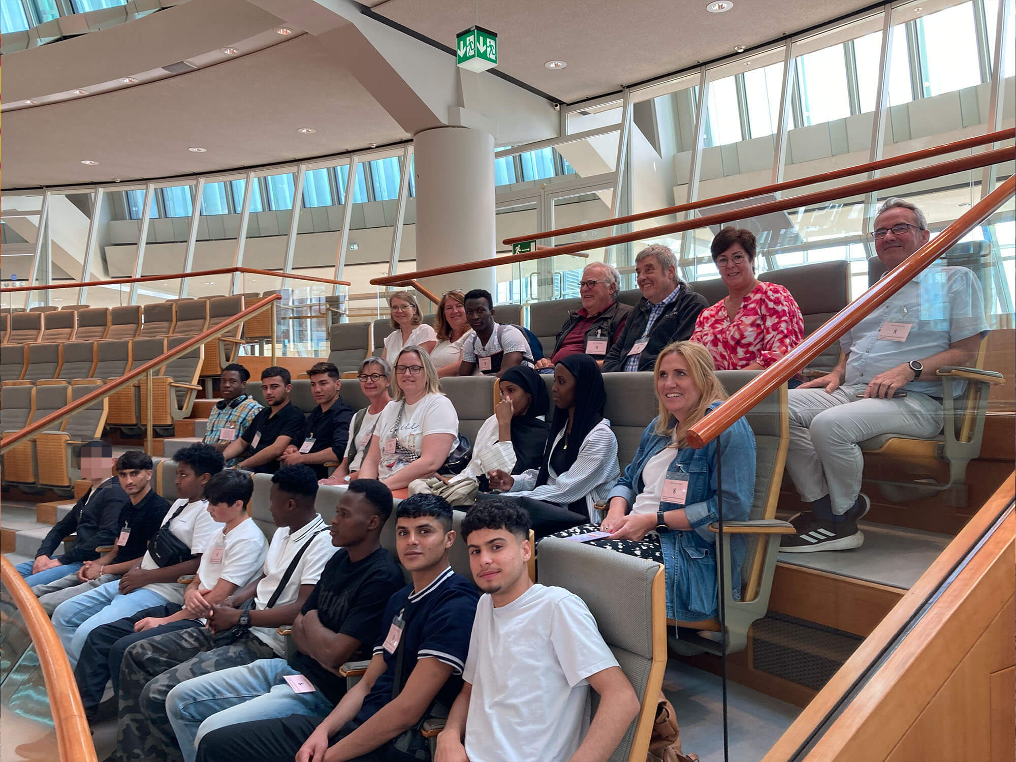 Die Gruppe des Do-it!-Projektes auf der Besuchertribüne des Plenarsaals. Foto: Kreis Heinsberg