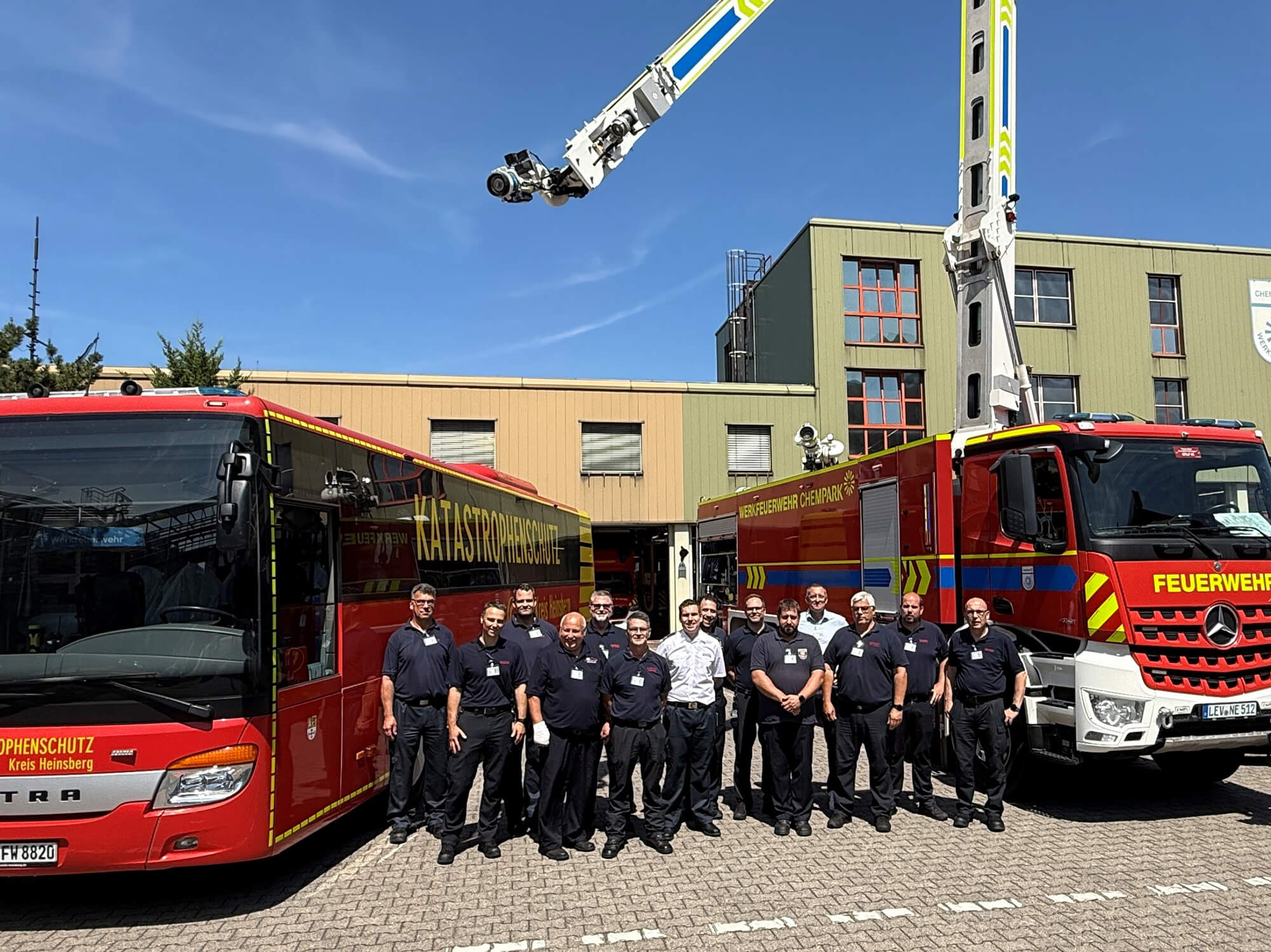 Zum Gruppenfoto trafen sich die Teilnehmer vor dem Großtanklöschfahrzeug (G-TLF) der Werkfeuerwehr Chempark (rechts) und dem Mehrzweck- und Notfall-Bus des Kreises Heinsberg. Fotos: Currenta/Kreis Heinsberg