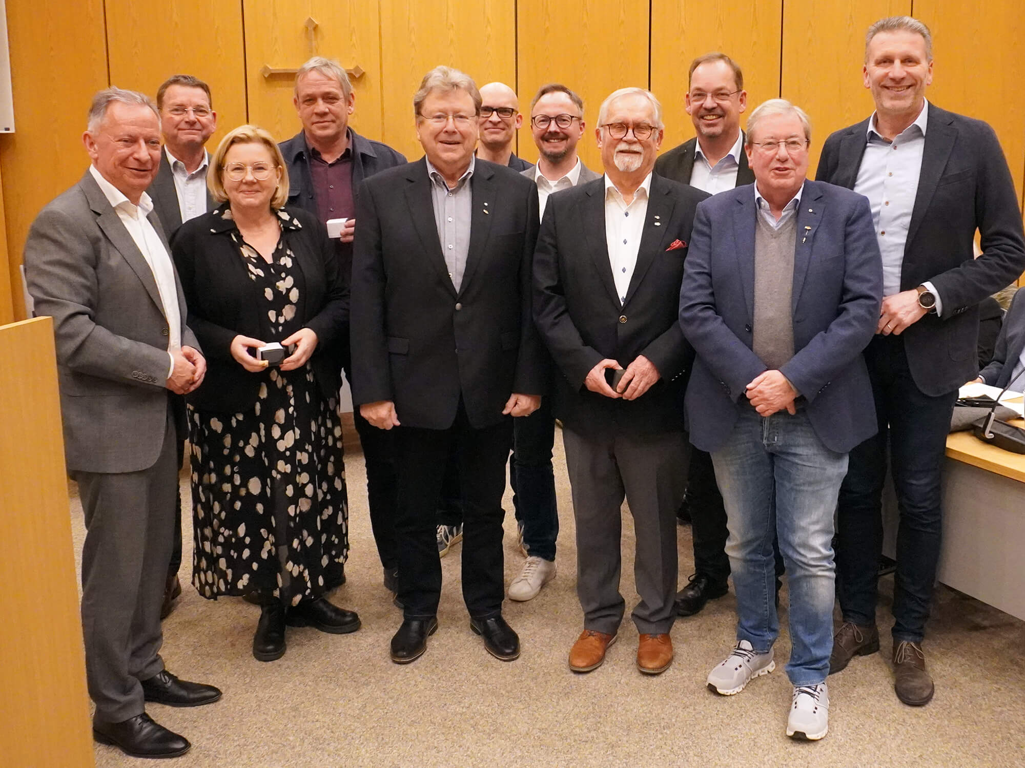 Dr. Hanno Kehren (vorne rechts), Ullrich Sonntag (vorne, 2.v.r.) und Heinz Theo Vergossen (vorne, 3.v.r.) freuen sich über den goldenen Ehrenring und die goldenen Ehrennadel. Foto: Kreis Heinsberg