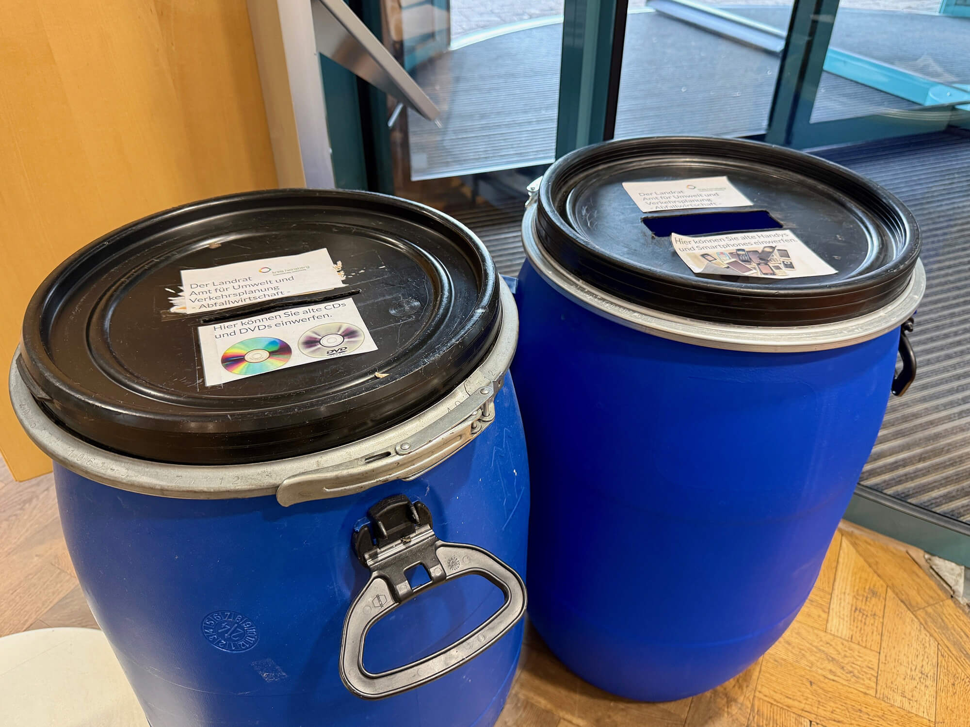 Im Eingangsbereich des Kreishauses in Heinsberg können ausrangierte Smartphones und alte CDs und DVDs abgegeben werden. Foto: Kreis Heinsberg