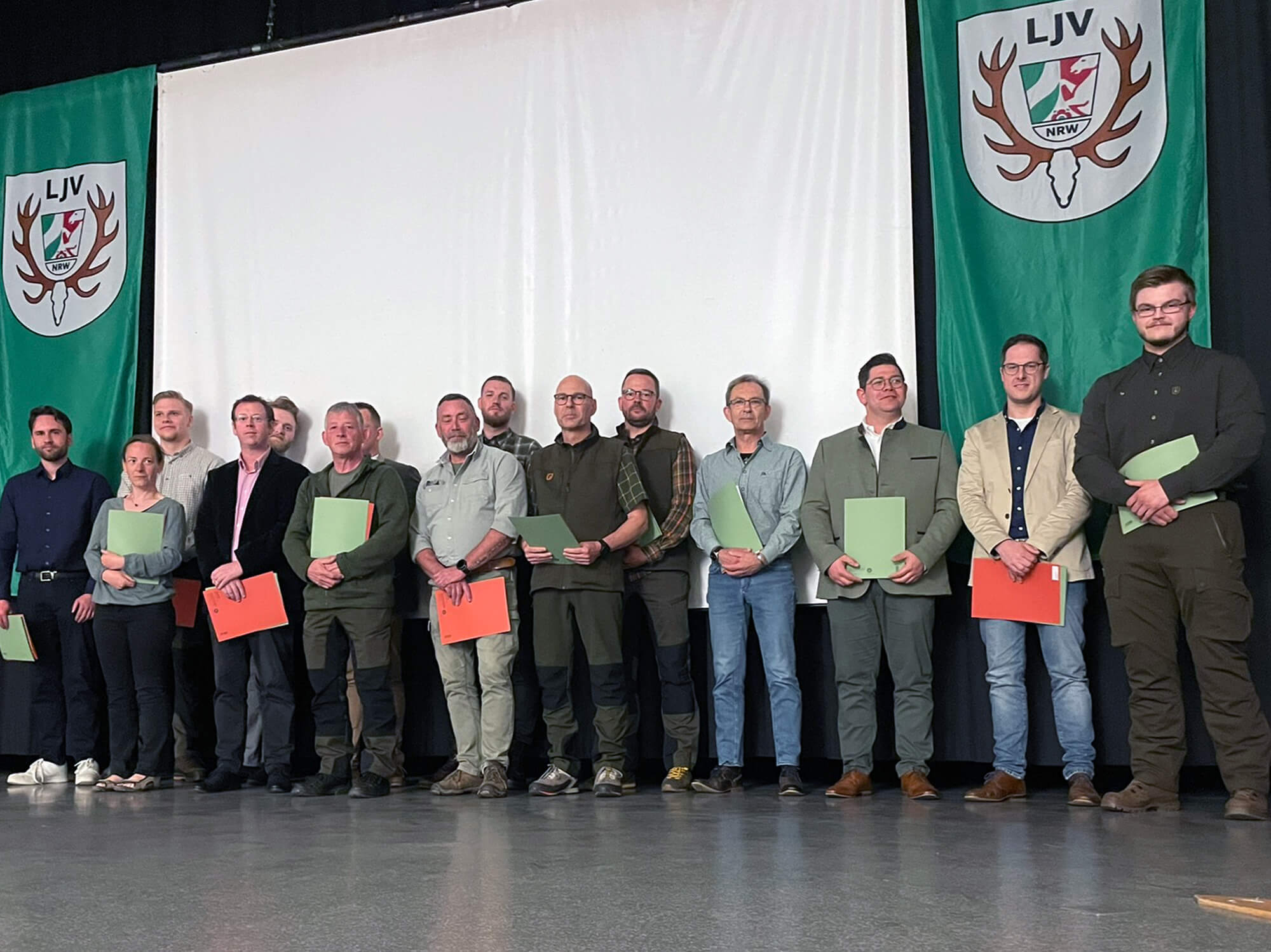15 erfolgreiche Absolventen des Vorbereitungskurses erhielten in der Heinsberger Stadthalle ihre Jägerbriefe und Prüfungszeugnisse. Foto: KJS Heinsberg