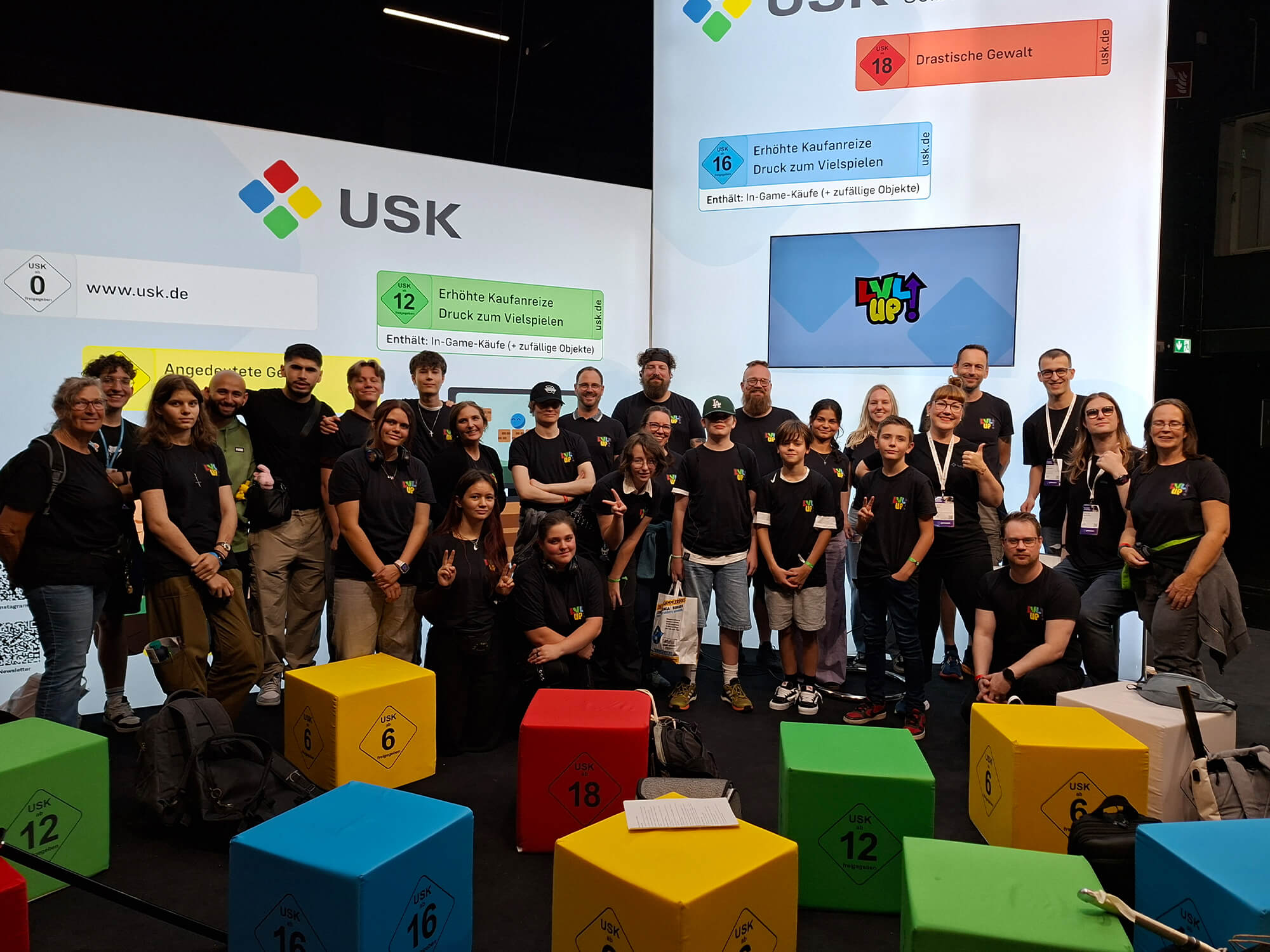 Ein besonderer Höhepunkt für die Teilnehmerinnen und Teilnehmer war der Talk „Jugendbeteiligung mit dem Projekt ‚Level up! Medienprävention – Computerspiele‘“ auf der Bühne der Unterhaltungssoftware Selbstkontrolle (USK). Foto: Kreis Heinsberg