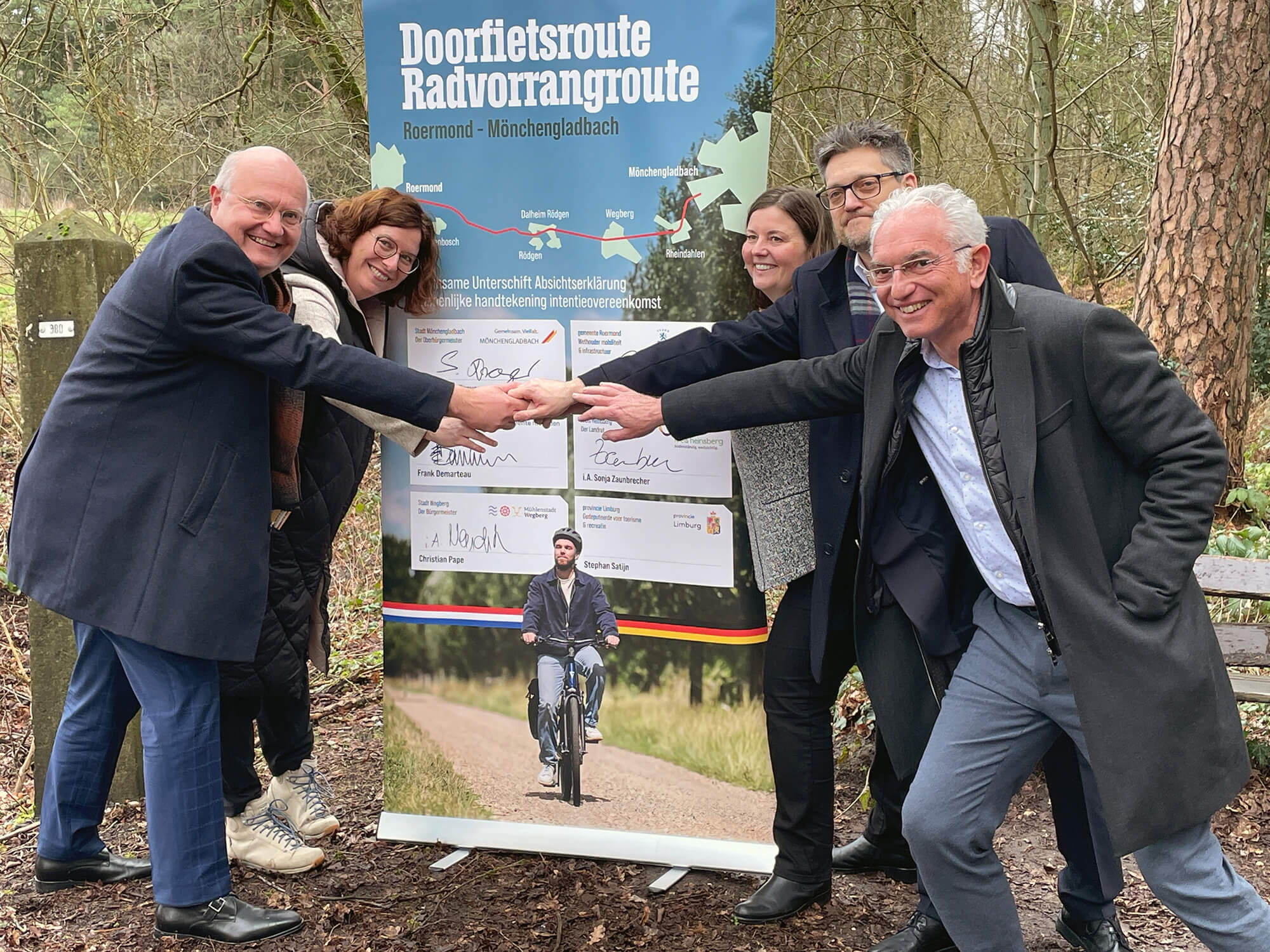 Dezernentin Sonja Zaunbrecher (2.v.l.) unterzeichnete gemeinsam mit hochrangigen Vertretern aus den beteiligten Kommunen eine Absichtserklärung zur Realisierung der neuen Radvorrangroute. Foto: Kreis Heinsberg