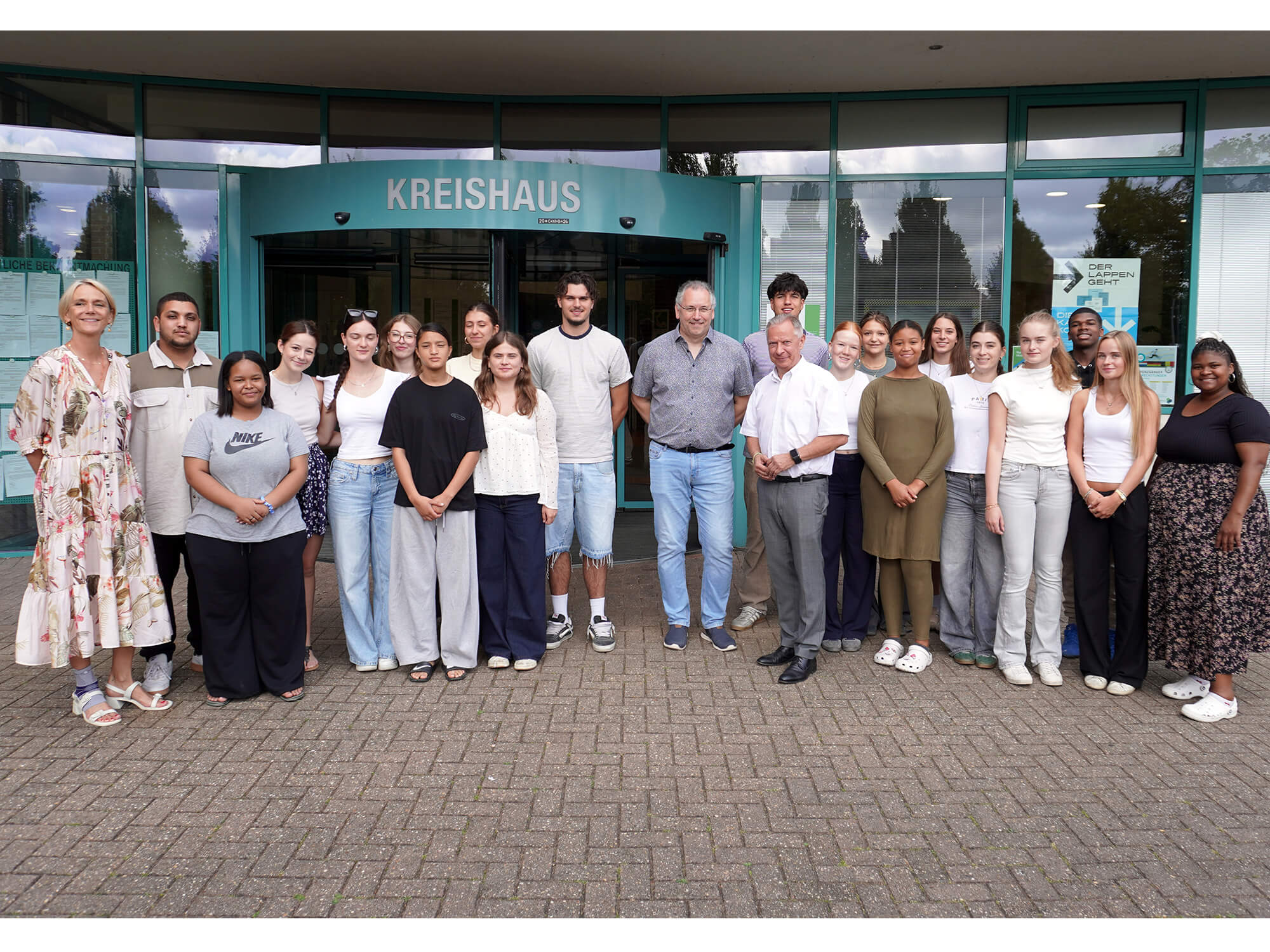 Landrat Stephan Pusch (10.v.r.) begrüßte die Schüler des Kreisgymnasiums Heinsberg (KGH) und der Phoenix Secondary School in Südafrika vor dem Heinsberger Kreishaus. Foto: Kreis Heinsberg