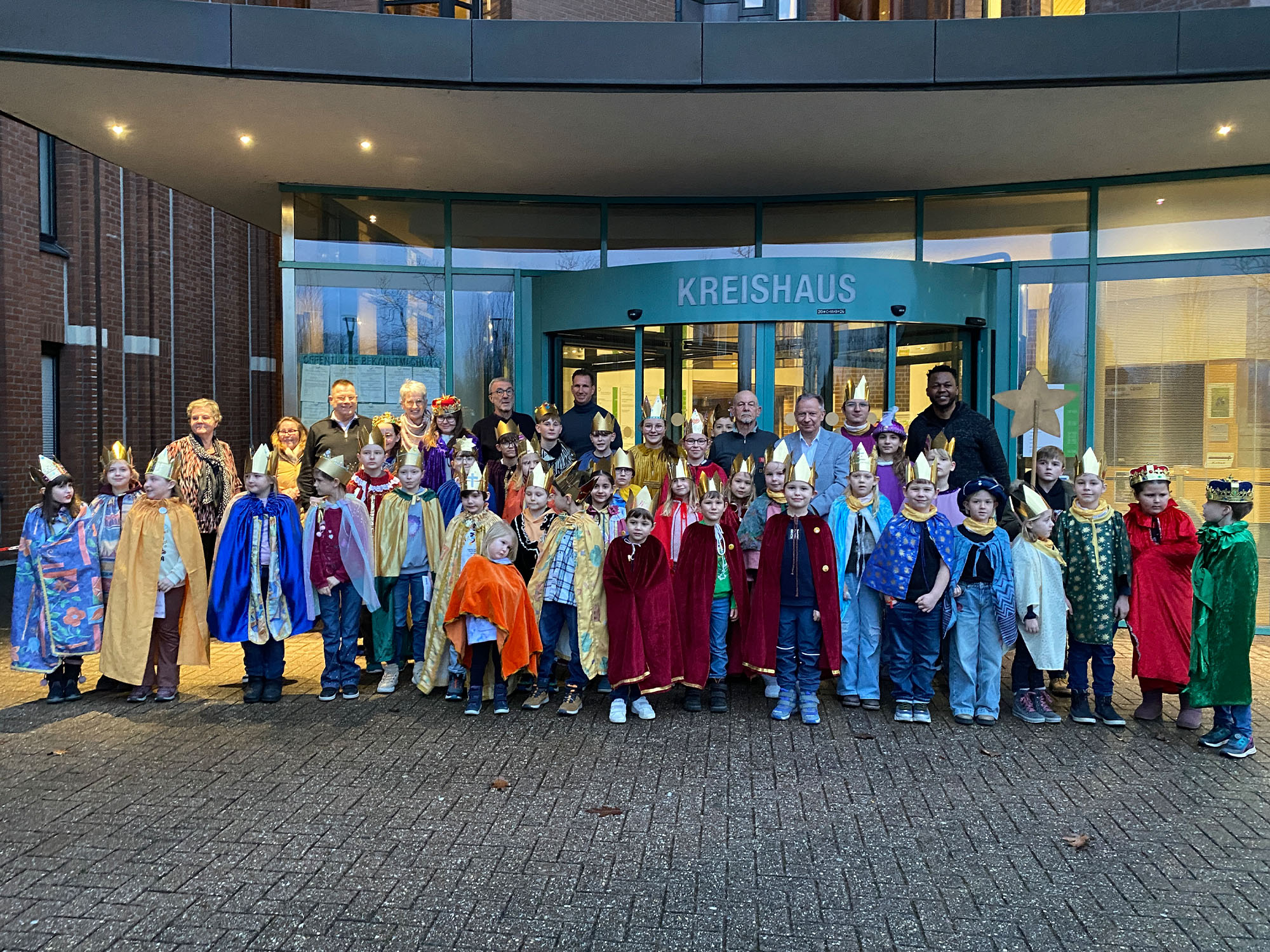 Die Sternsingerinnen und Sternsinger mit Landrat Stephan Pusch vor dem Heinsberger Kreishaus. Foto: Kreis Heinsberg