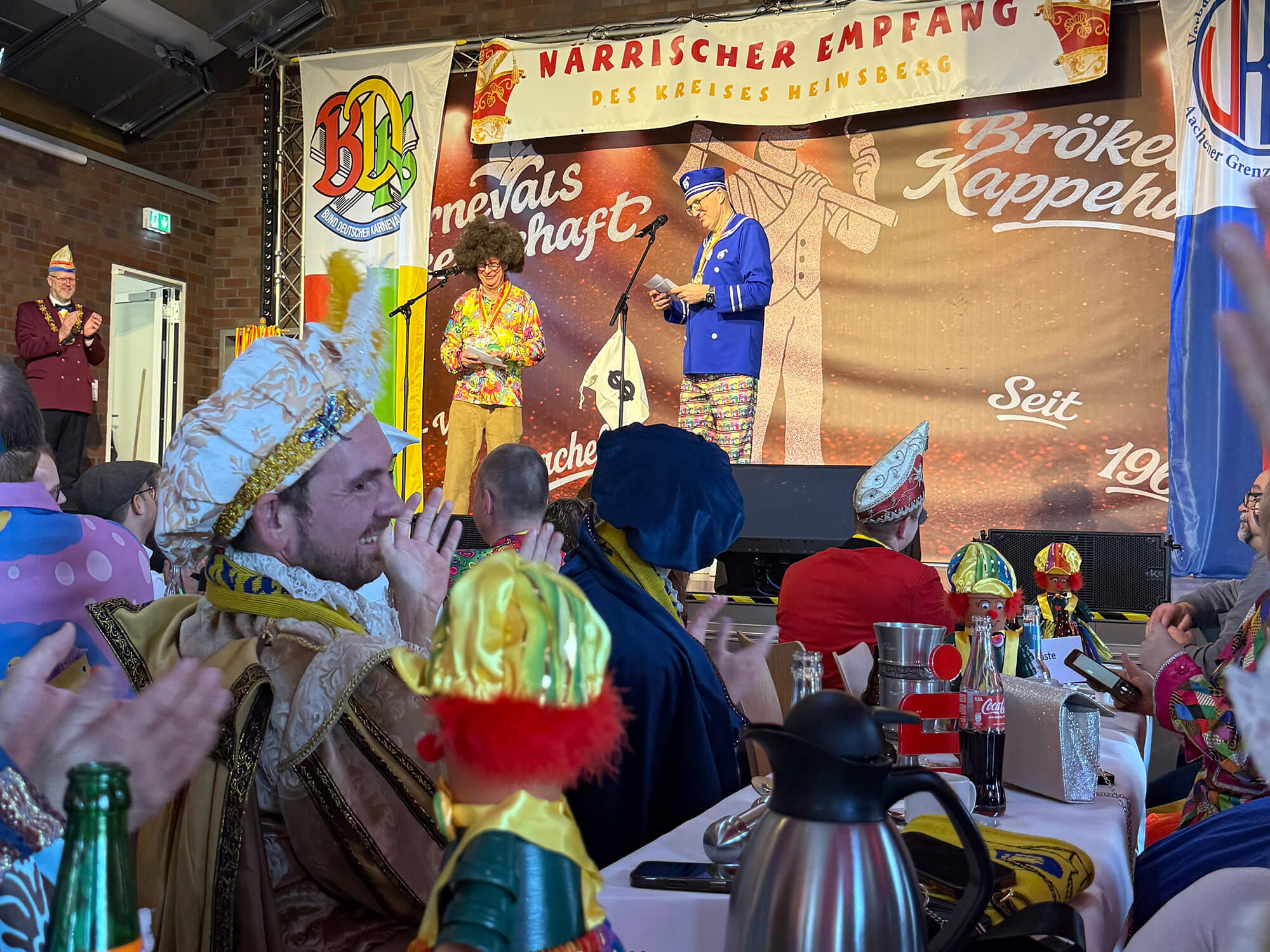 Landrat Stephan Pusch und Kreissparkassenvorstand Thomas Giessing begrüßten Abordnungen von 24 Gesellschaften. Foto: Kreis Heinsberg