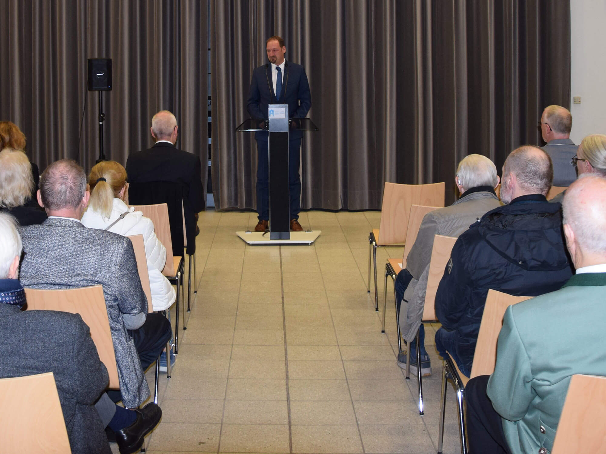 Philipp Schneider trug die Gedenkrede zum Volkstrauertag in der Aula des Geilenkirchener Gymnasiums vor. Foto: Kreis Heinsberg
