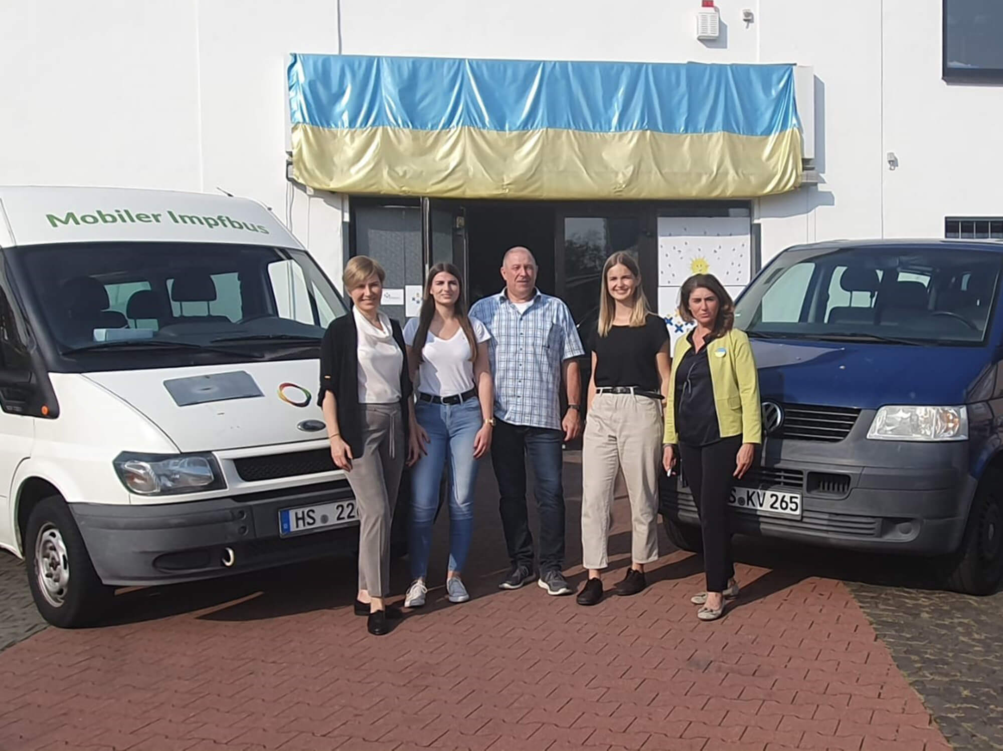 Zita Wirtz (2.v.r.), Samira Lemmens (2.v.l.) und Bernd Heffels (Mitte) von der Kreisverwaltung Heinsberg brachten die beiden Fahrzeuge nach Köln. Foto: Kreis HS
