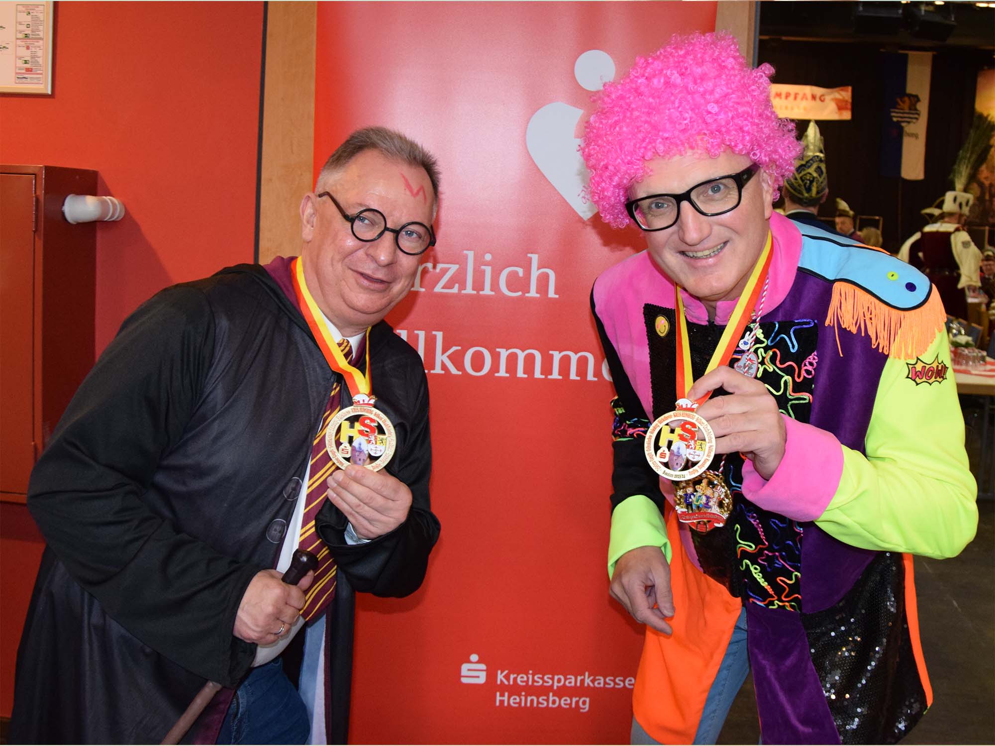 Stephan Pusch und Thomas Giessing präsentieren den diesjährigen Kreisorden